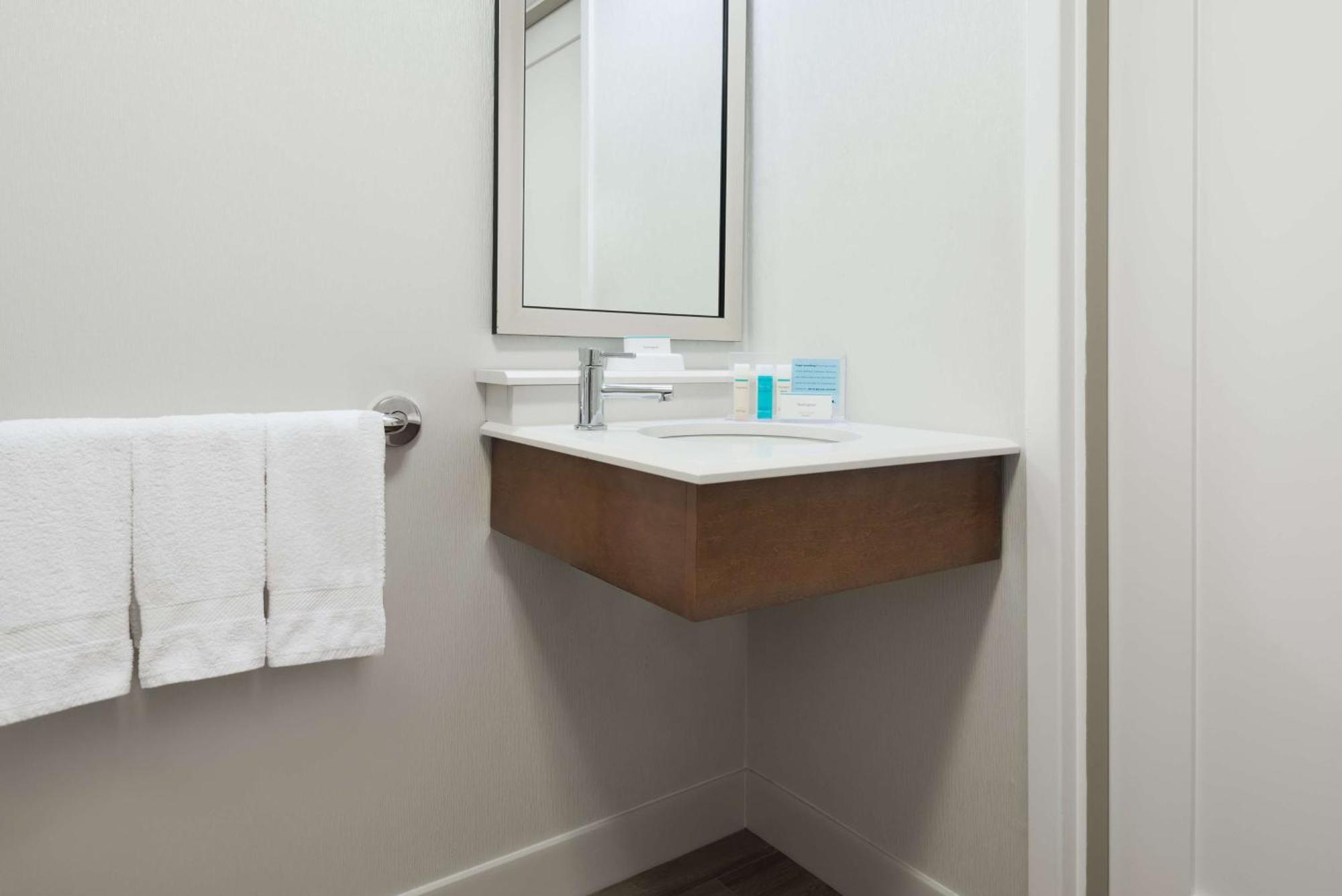 Hampton Inn Boston / Марлбъроу Екстериор снимка